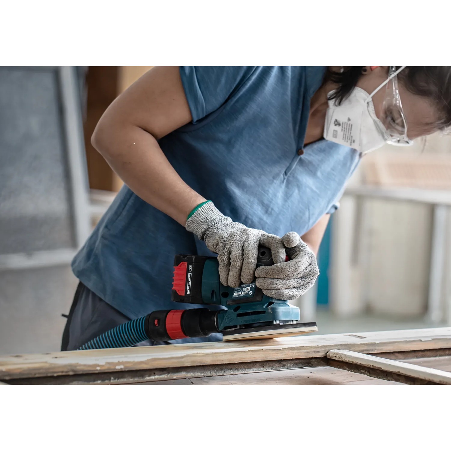 Bosch Expert Schwingschleifer C470 mit Schleifblatt K80 im Einsatz beim Schleifen von Holz.