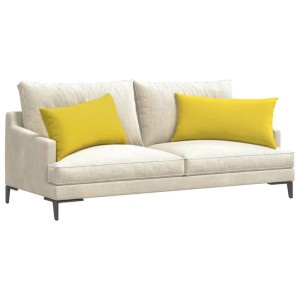 Zwei rechteckige Sofakissen in hellem Gelb, aus Stoff, 80x40 cm, auf einem beigen Sofa.