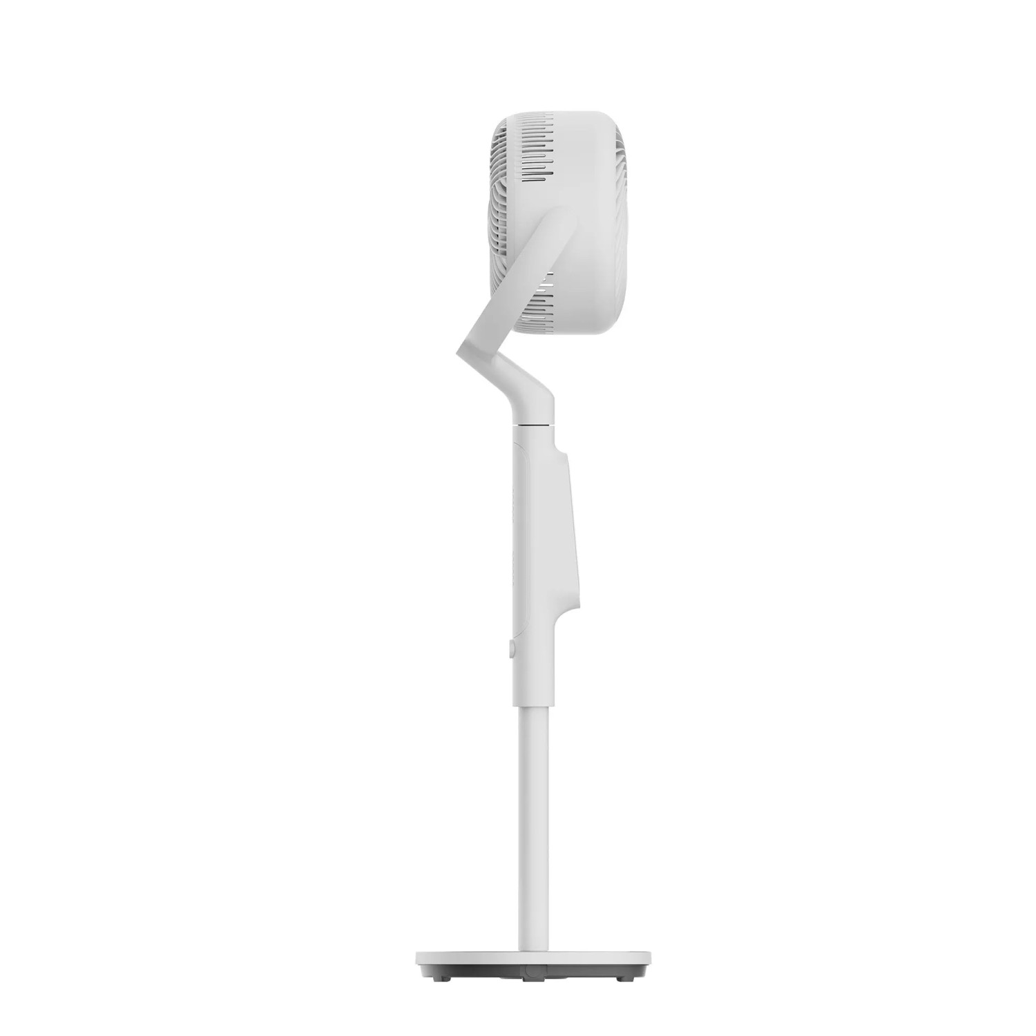 Weißer, höhenverstellbarer Midea Luftzirkulationsventilator für eine optimale Luftverteilung.