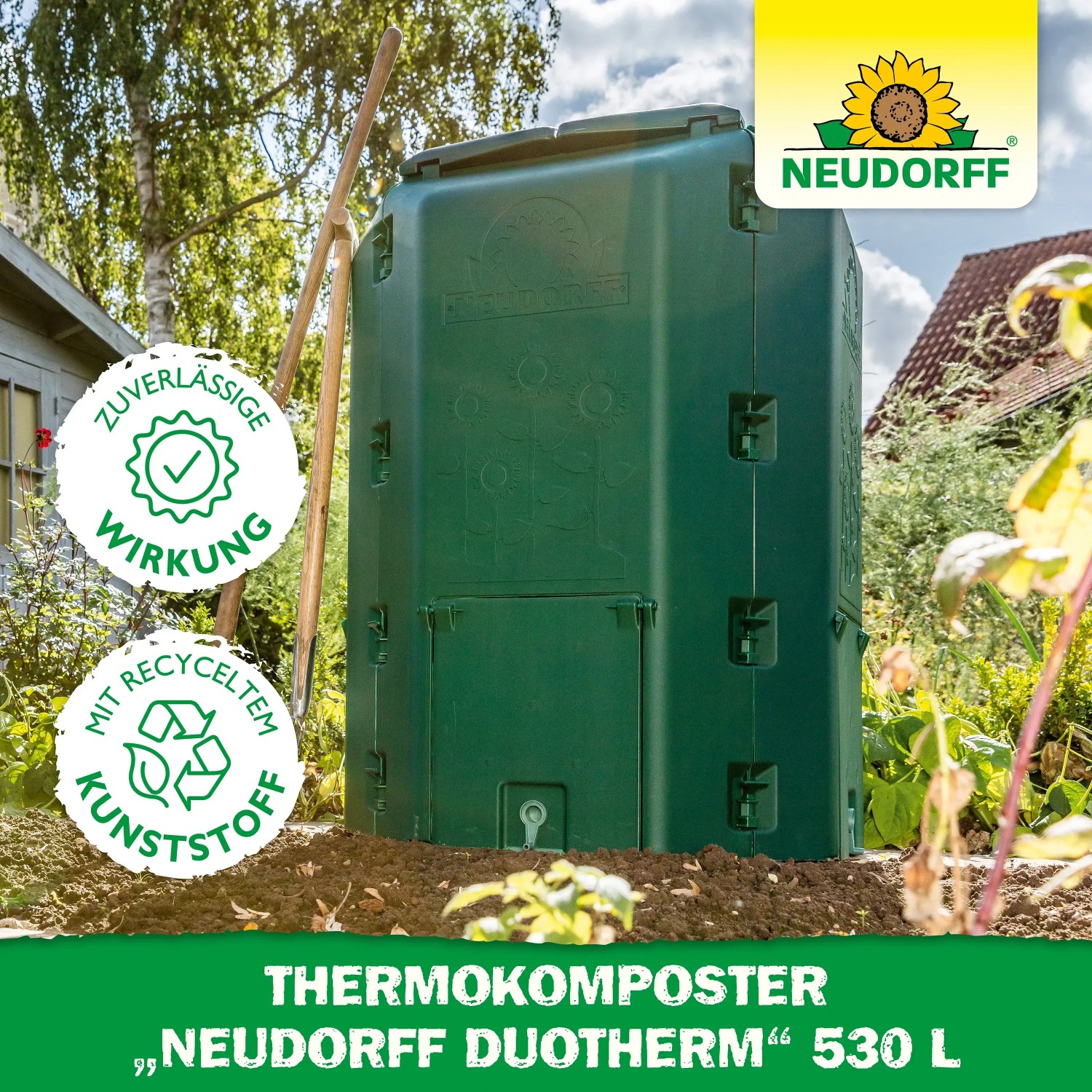 Grüner Neudorff Thermo-Komposter DuoTherm 530 l im Garten. Kompostbehälter mit Hinweisen zu Wirkung und Recycling.