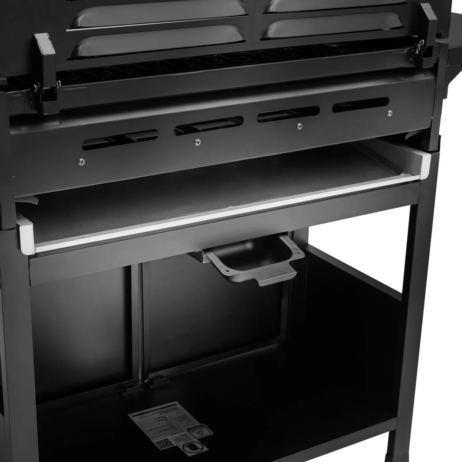 Detailaufnahme des Taino Basic 6+1 Gasgrills: Fettsammelwanne und Stauraum im Grillwagen.