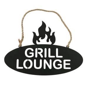 Schwarzes Deko-Schild "Grill Lounge" von Boltze, aus Metall mit Kordel zum Aufhängen.