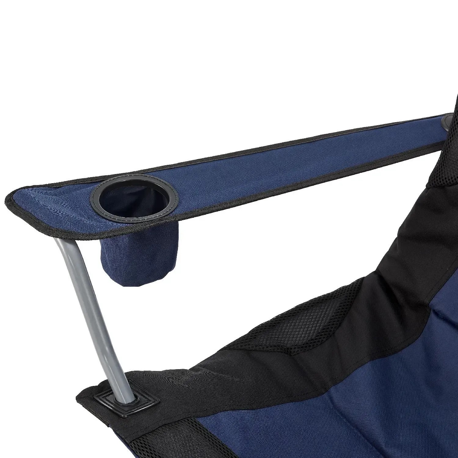Detailaufnahme: Dunkelblauer Campingstuhl mit Getränkehalterung am Arm. Ideal für Camping & Outdoor.