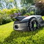 LUX-TOOLS Mähroboter Oryx 300 Vision auf Rasen, kabellose Rasenpflege.
