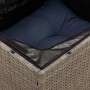 Detailaufnahme: Graues Rattan Gartensofa mit blauem Kissen und wasserdichtem Staufach.
