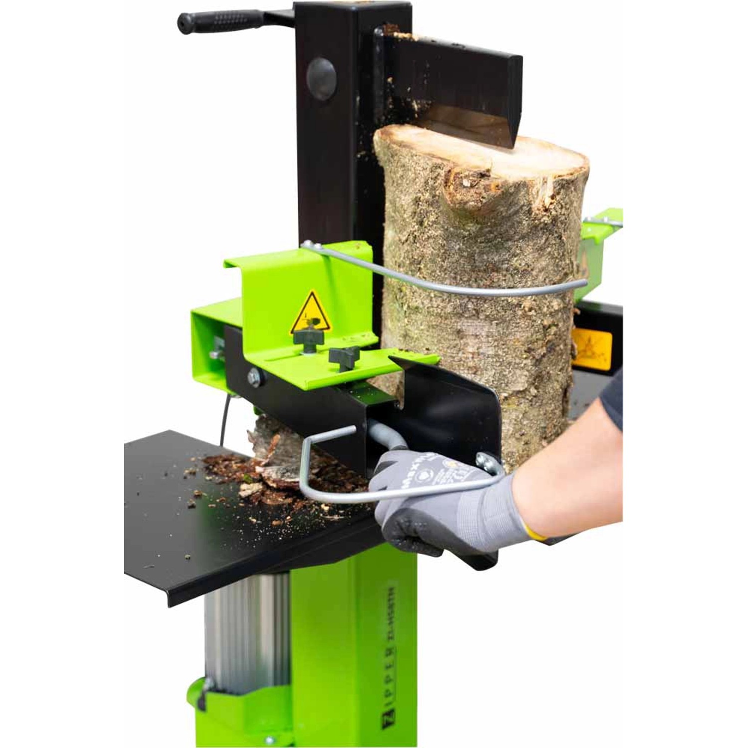 Zipper Holzspalter HS8TN beim Spalten von Holz. Vertikaler Holzspalter mit Zwei-Hand-Bedienung.