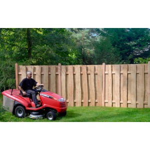 T & J Sichtschutzzaun Jütland aus Lärche, natur, 180x180 cm im Garten mit Rasenmäher.