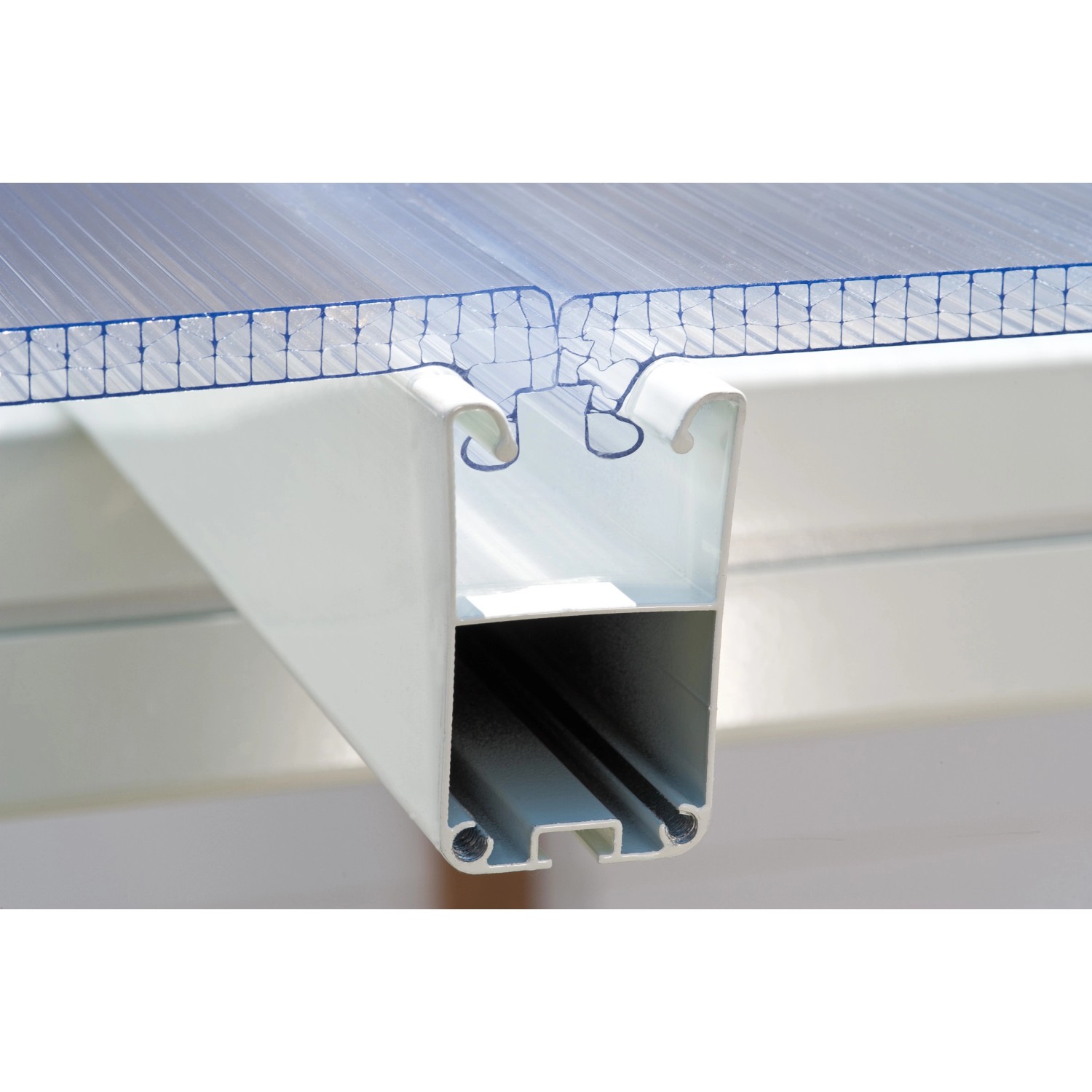 Detailaufnahme der weißen Palram Canopia Terrassenüberdachung: Rahmen und Doppelsteg-Polycarbonat-Dachplatten.