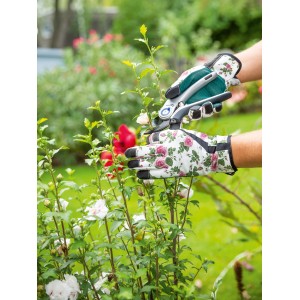 Gartenhandschuhe mit Blumenmuster, Größe 8, beim Schneiden von Pflanzen im Garten.