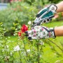 Gartenhandschuhe mit Blumenmuster, Größe 8, beim Schneiden von Pflanzen im Garten.