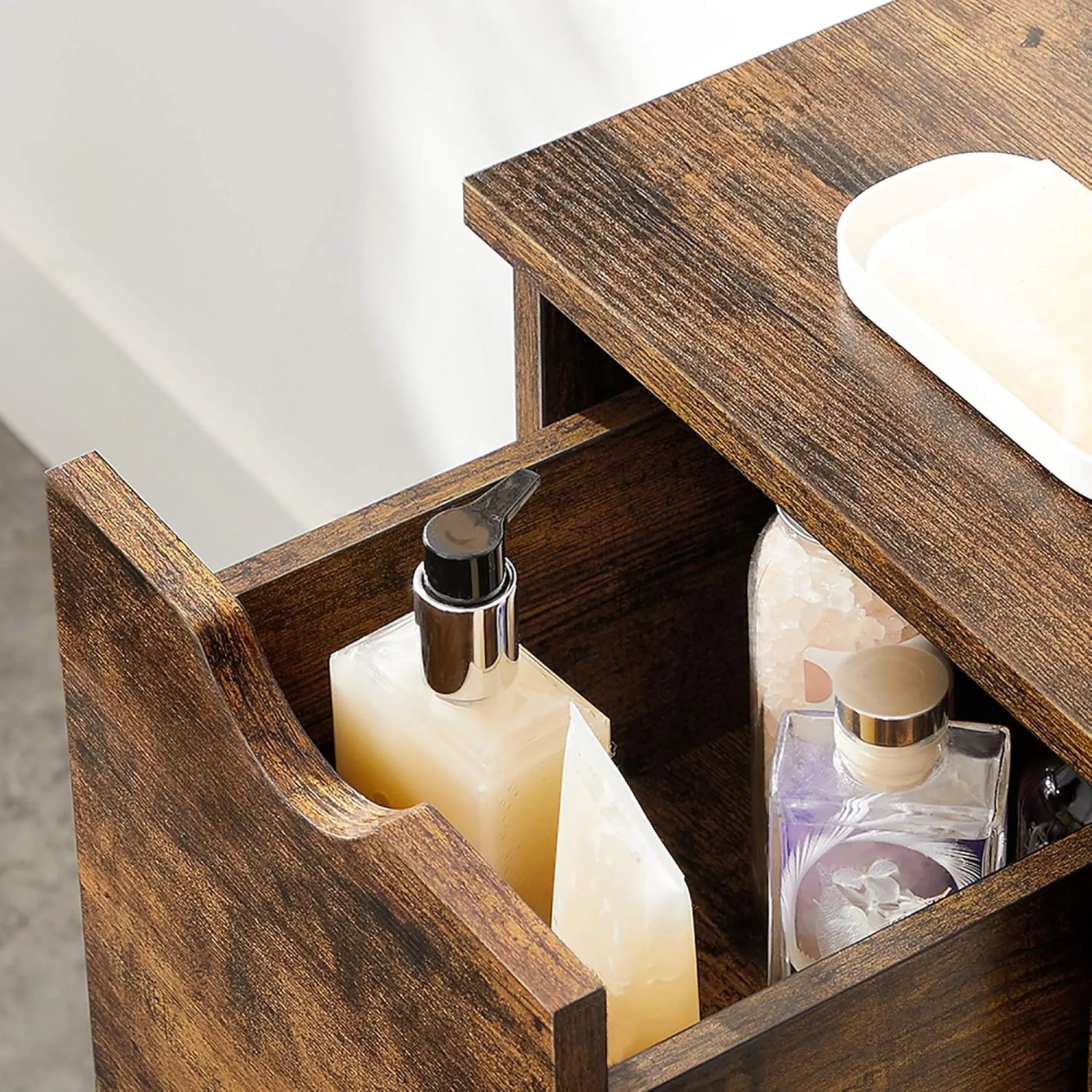 Detailaufnahme: Songmics Badezimmerschrank Hanis, braun, mit offenen Schubladen und Badutensilien.