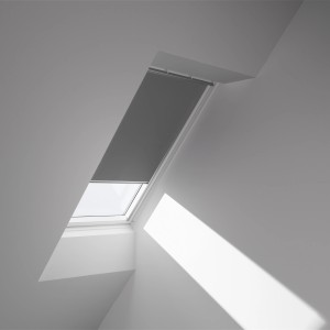 Velux Verdunkelungsrollo DKL S08 Grau im Dachfenster für Tag und Nacht.