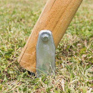 Detailaufnahme: Trigano Bodenanker aus verzinktem Stahl für Spielgeräte.