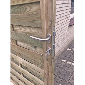 Edelstahl Drückergarnitur mit Ovalrosetten an Holzzaun montiert.