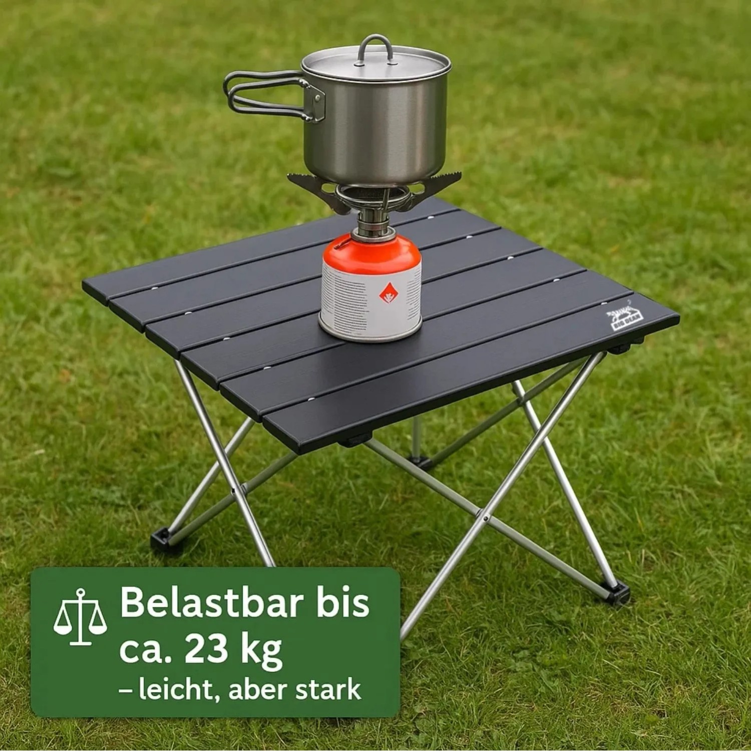 BigDean Campingtisch faltbar, schwarz, auf Gras mit Kocher und Topf. Ultraleichter Klapptisch für Outdoor.