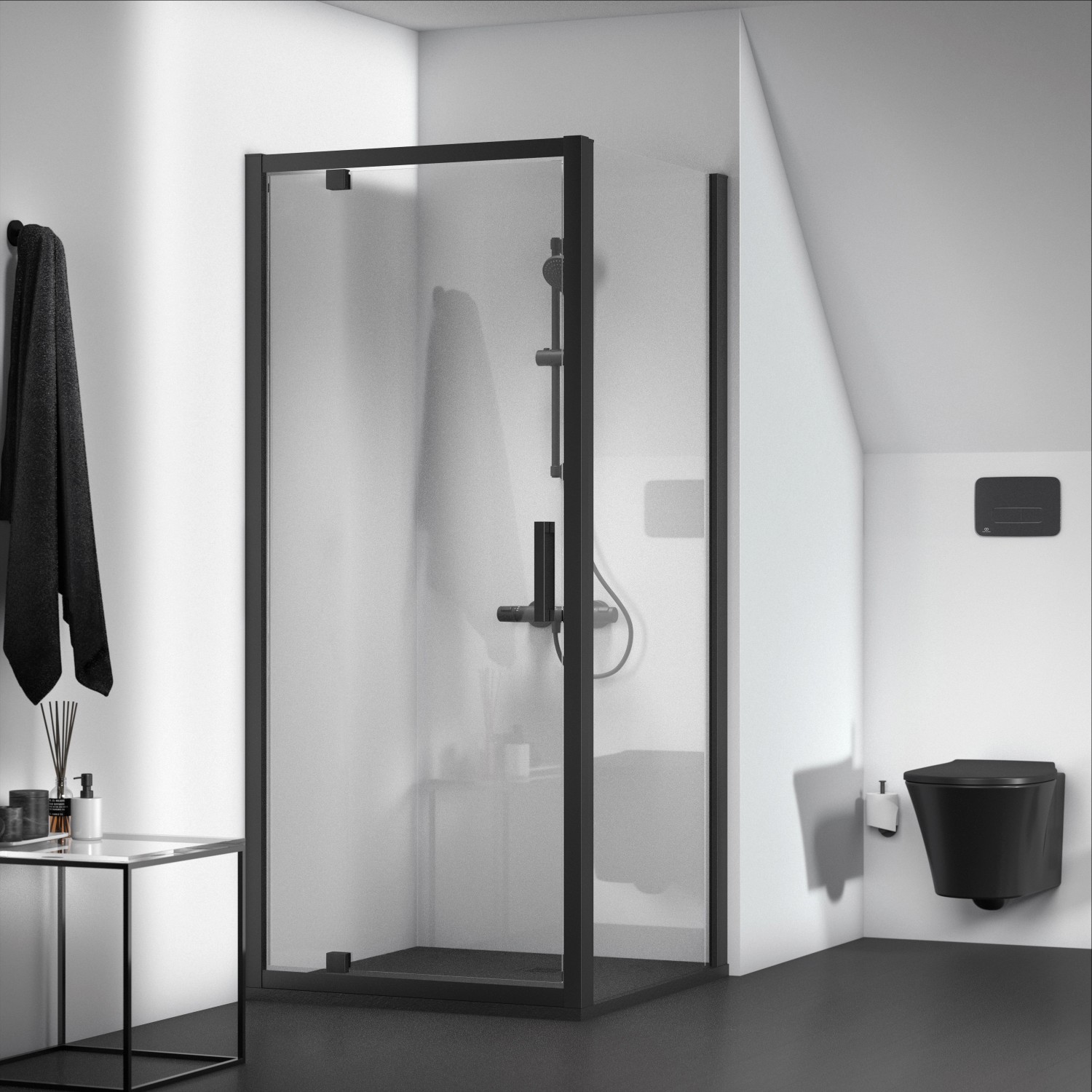 Schwarzes Ideal Standard Wand-WC Connect Air mit AquaBlade Technologie in modernem Bad.