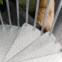 Detailaufnahme: Minka Außentreppe Rondo Zink Smart 120 cm, verzinkte Spindeltreppe mit genoppten Stufen.