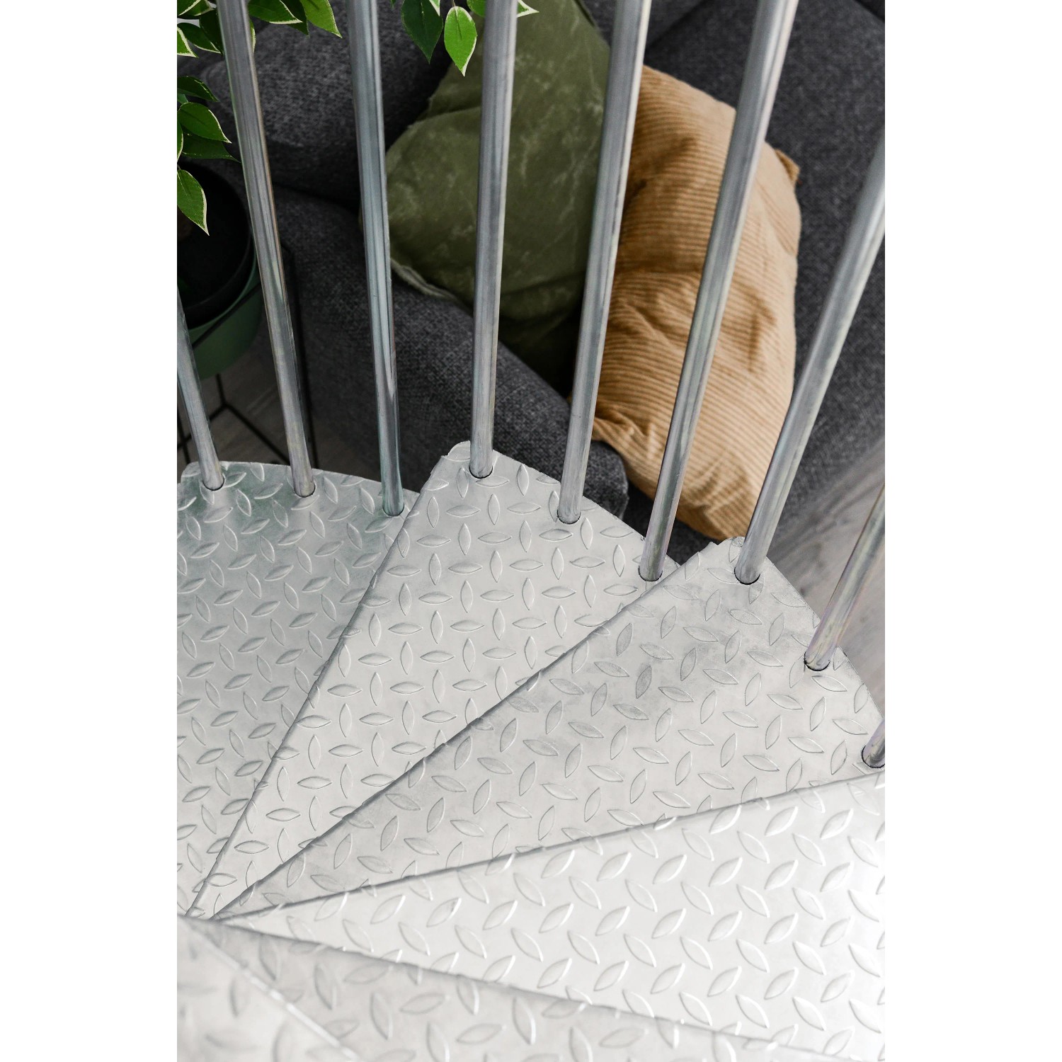 Detailaufnahme: Minka Außentreppe Rondo Zink Smart 120 cm, verzinkte Spindeltreppe mit genoppten Stufen.