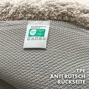 Detailaufnahme der rutschfesten Rückseite der runden, ivoryfarbenen KARAT Badematte Sky (95 cm) mit Öko-Tex Zertifikat.