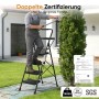 Mann auf schwarzer 4-Stufen Klappleiter mit Werkzeugablage schneidet Hecke. Belastbar bis 150 kg, SGS zertifiziert.