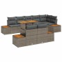 Grau-braune modulare Polyrattan Garten Essgruppe mit dunklen Kissen und Akazienholz-Tischplatten.
