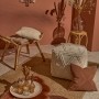 Weißer Sitzhocker Pouf Desert Flower (42x48x48 cm) im Boho-Stil, passend zur Deko.