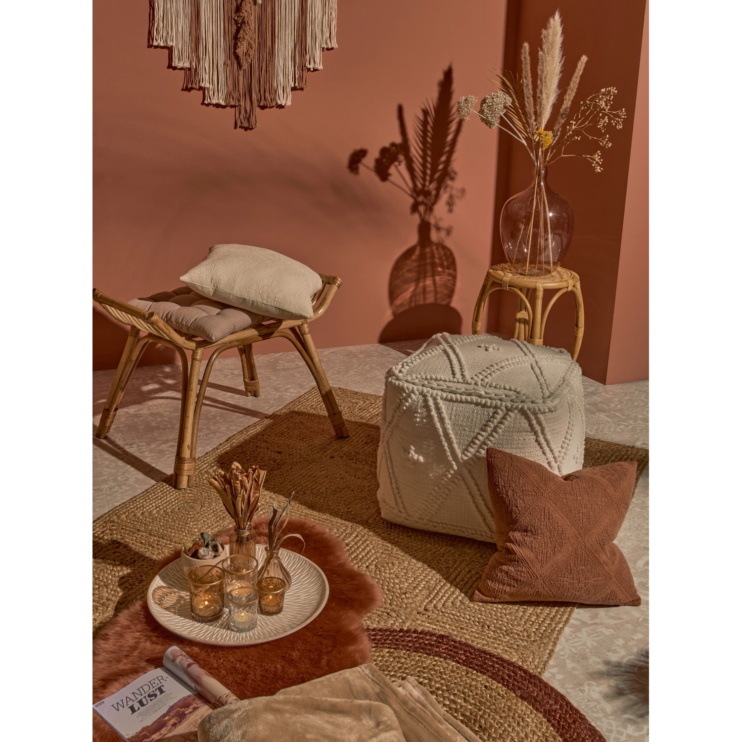 Weißer Sitzhocker Pouf Desert Flower (42x48x48 cm) im Boho-Stil, passend zur Deko.