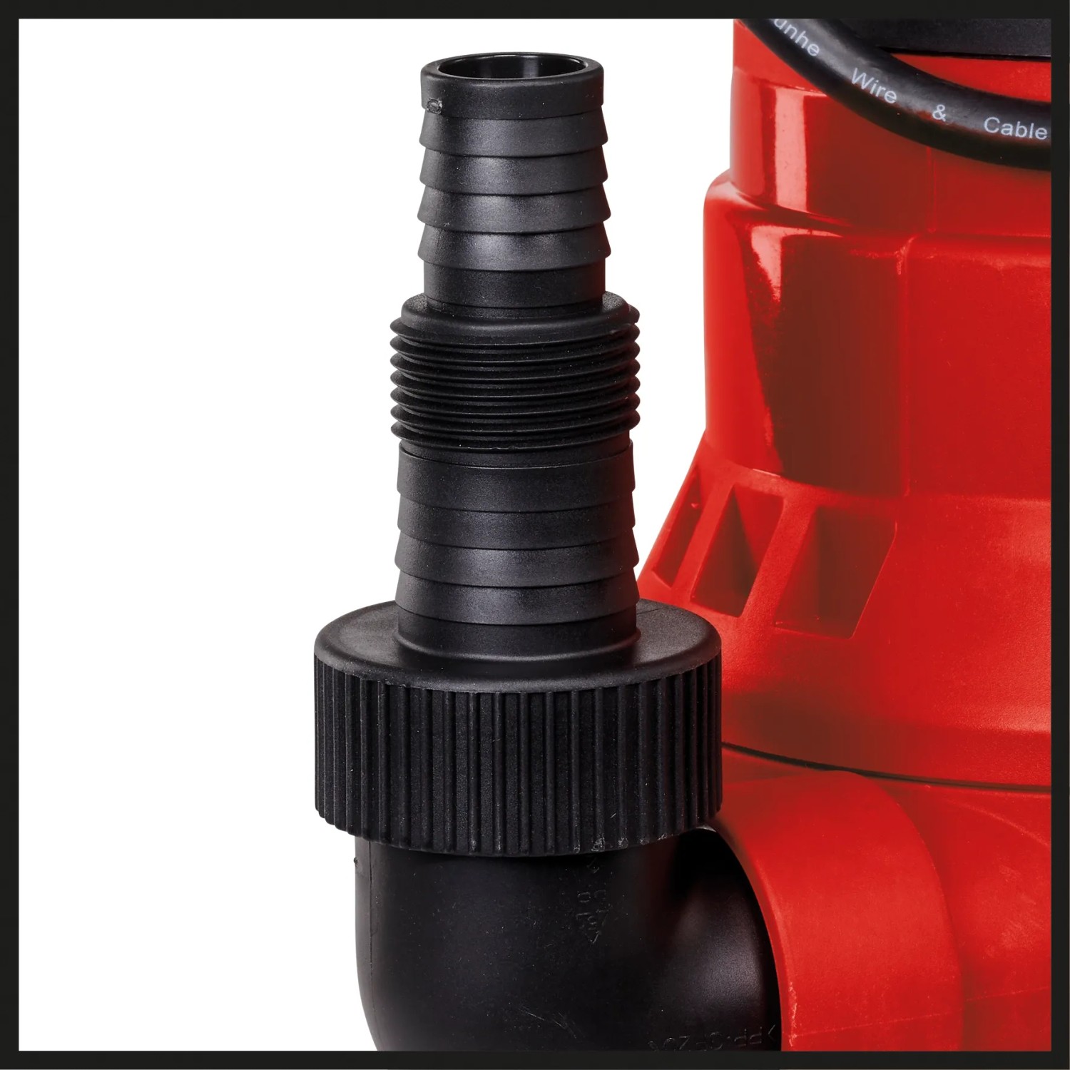 Detailaufnahme: Einhell GC-DP 6935 LL Schmutzwasserpumpe, schwarzer Schlauchanschluss.