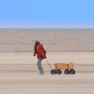 Szene mit Bollerwagen auf Rädern, gezogen am Strand; Räder ähneln Relaxdays Sackkarrenrädern.