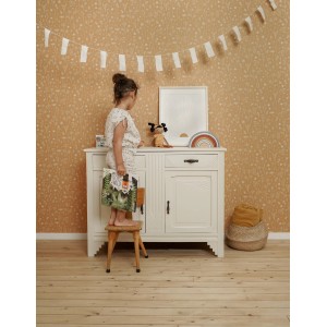 Kinderzimmer mit Little Dutch Vliestapete Wild Flowers Ochre Gelb an der Wand.