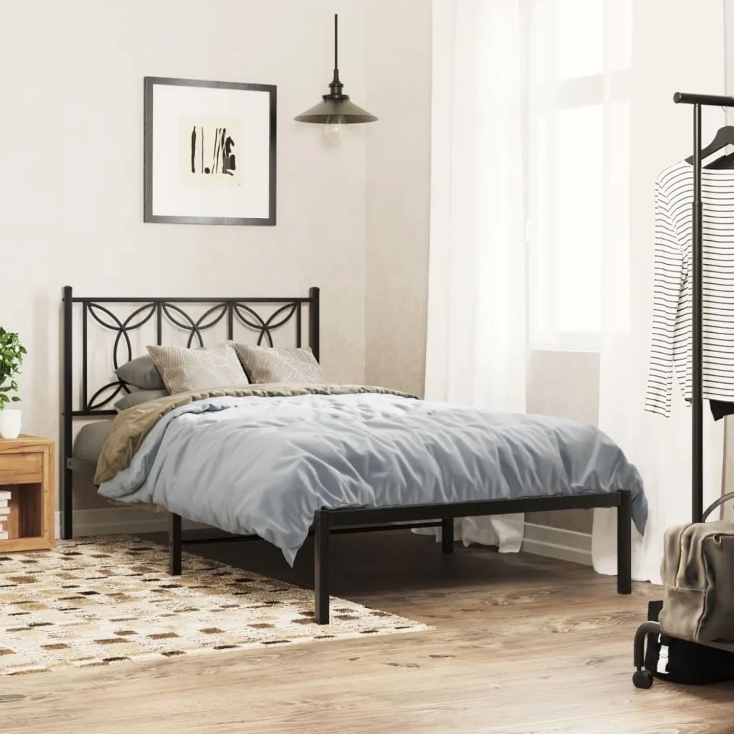 Schwarzes Metall Bettgestell 107x203 cm mit Kopfteil im Schlafzimmer.