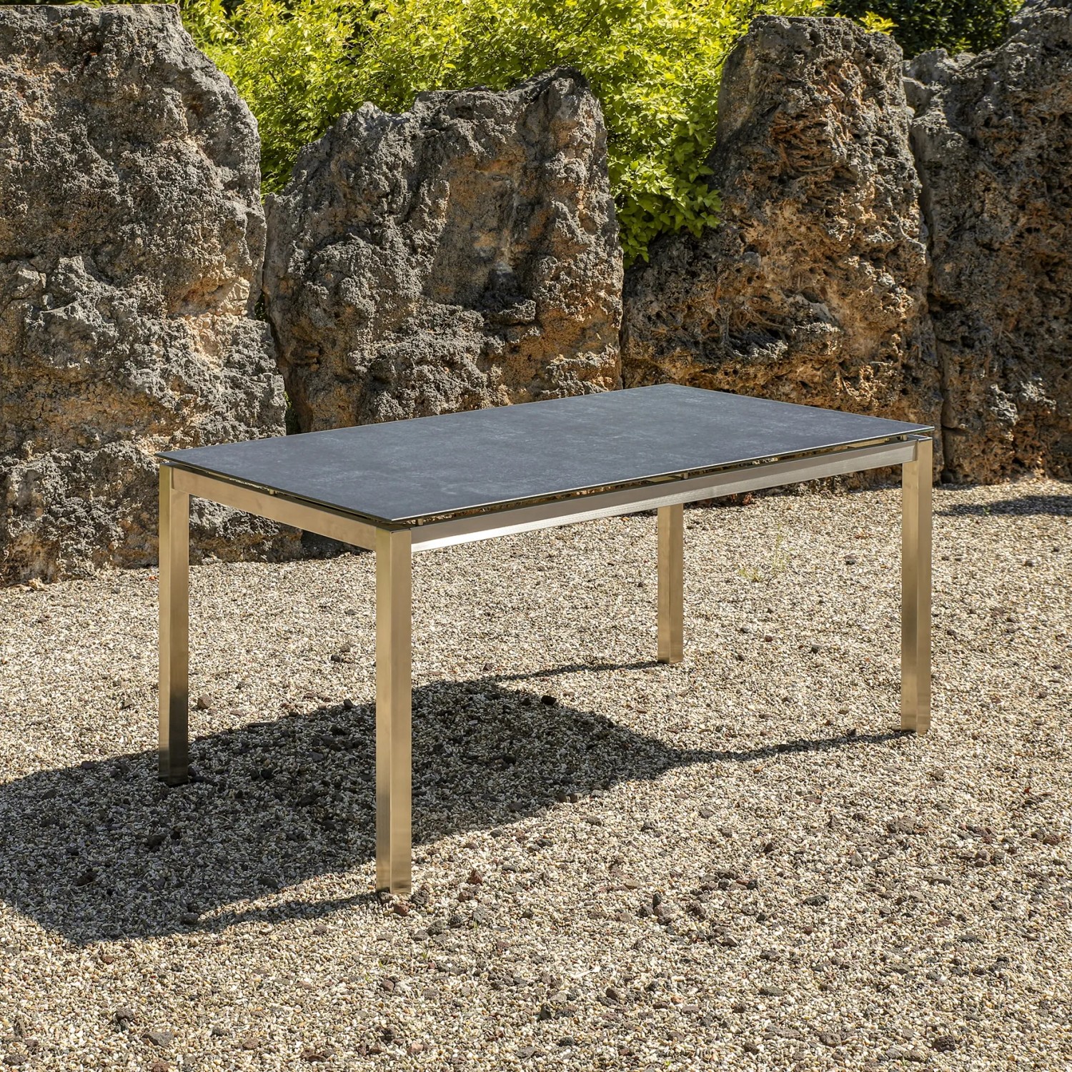 Greemotion Gartentisch Sydney 2 mit Edelstahlgestell und Steinoptik-Tischplatte.