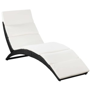 Schwarze vidaXL Klapp-Sonnenliege aus Rattan mit creme-weißer Auflage.