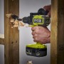 Ryobi Akku-Schlagbohrschrauber RPD18BL2-0 beim Bohren in Holz.