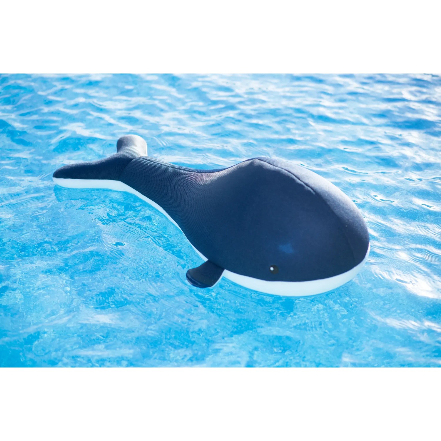 Blauer Westmann Pool Buddy Wal als Schwimmtier im Wasser.