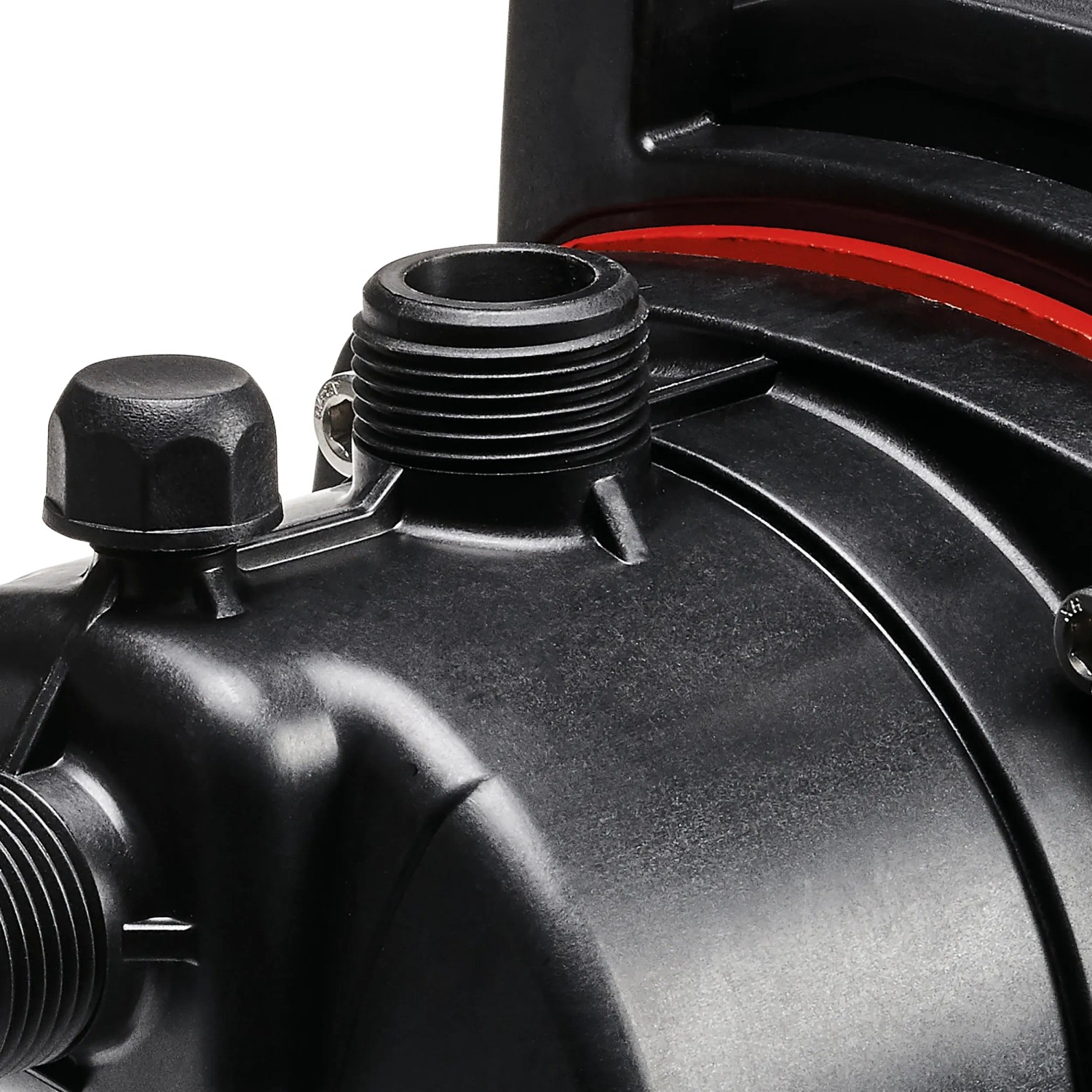 Detailaufnahme: Einhell GC-GP 6538 Gartenpumpe, schwarzes Gehäuse mit Anschlussstutzen.