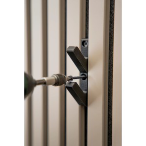 Denpanels 3D Haken (2 Stk., Schwarz) Montage an Paneelwand mit Schraubendreher.