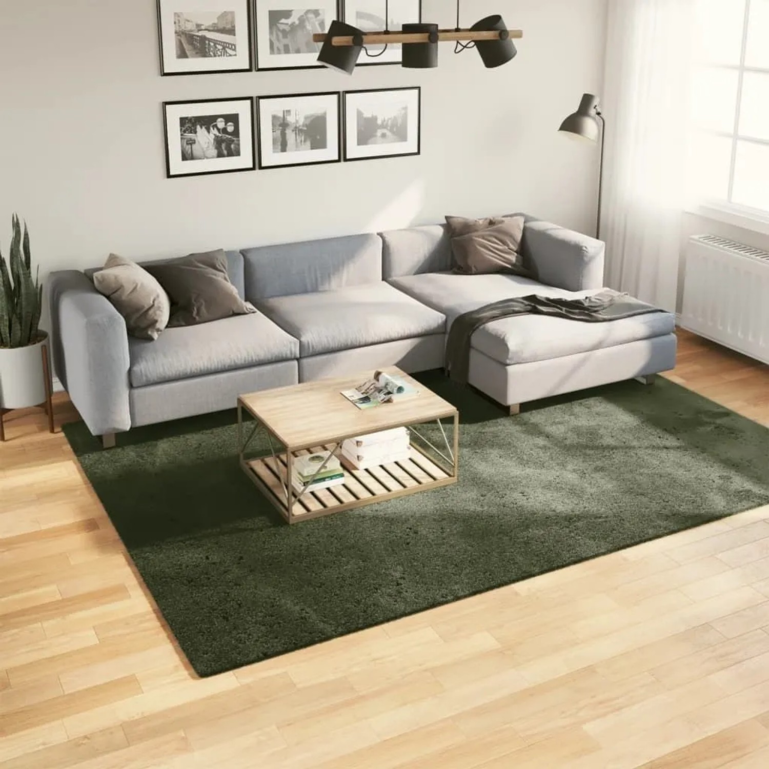 Weicher, waldgrüner Kurzflorteppich (200x280 cm) im Wohnzimmer.