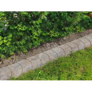 Diephaus Randstein Muschelkalk als Mähroboter-Begrenzung, eingebettet in Rasen und Beet.