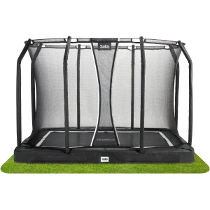 Schwarzes Salta Premium Ground Bodentrampolin 305x214 cm mit Sicherheitsnetz auf Rasen.