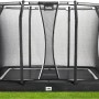 Schwarzes Salta Premium Ground Bodentrampolin 305x214 cm mit Sicherheitsnetz auf Rasen.