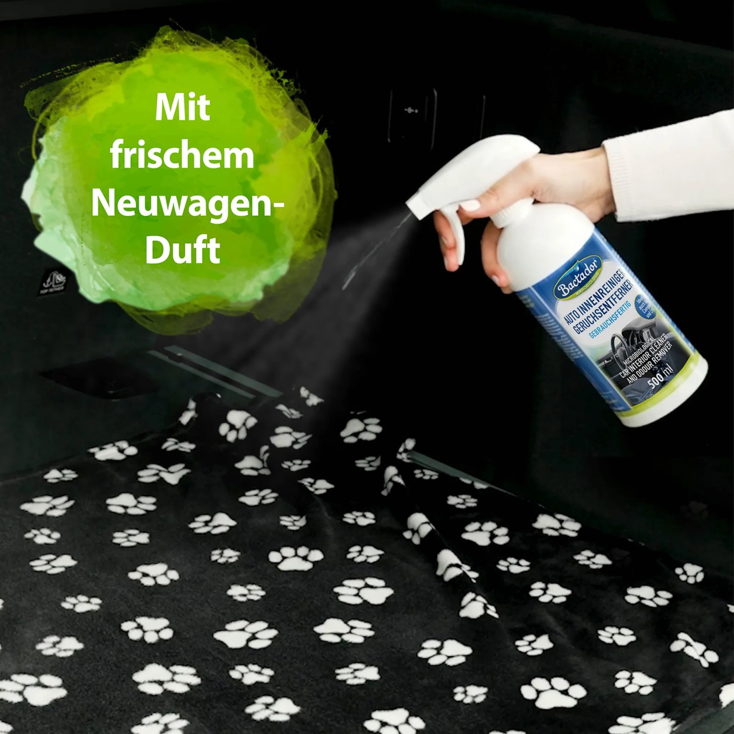 Bactador Auto Innenreiniger Spray in Anwendung zur Geruchsentfernung im Auto.