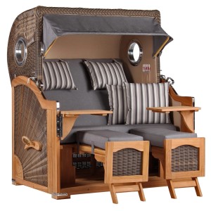GarWoh Strandkorb Rantum Grande Teak mit grau gestreiften Kissen und Bullaugen.