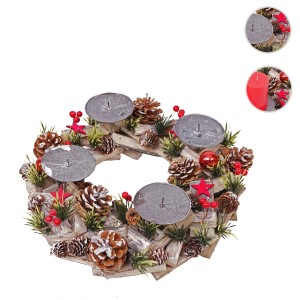 MCW Adventskranz aus Holz, geschmückt mit Kugeln, Beeren und vier Kerzenhaltern.