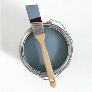 Farbeimer mit Pinsel, V&CO Premium-Innenfarbe Dead Flat Matt Blau Delftblau, Bunte Wandfarbe.