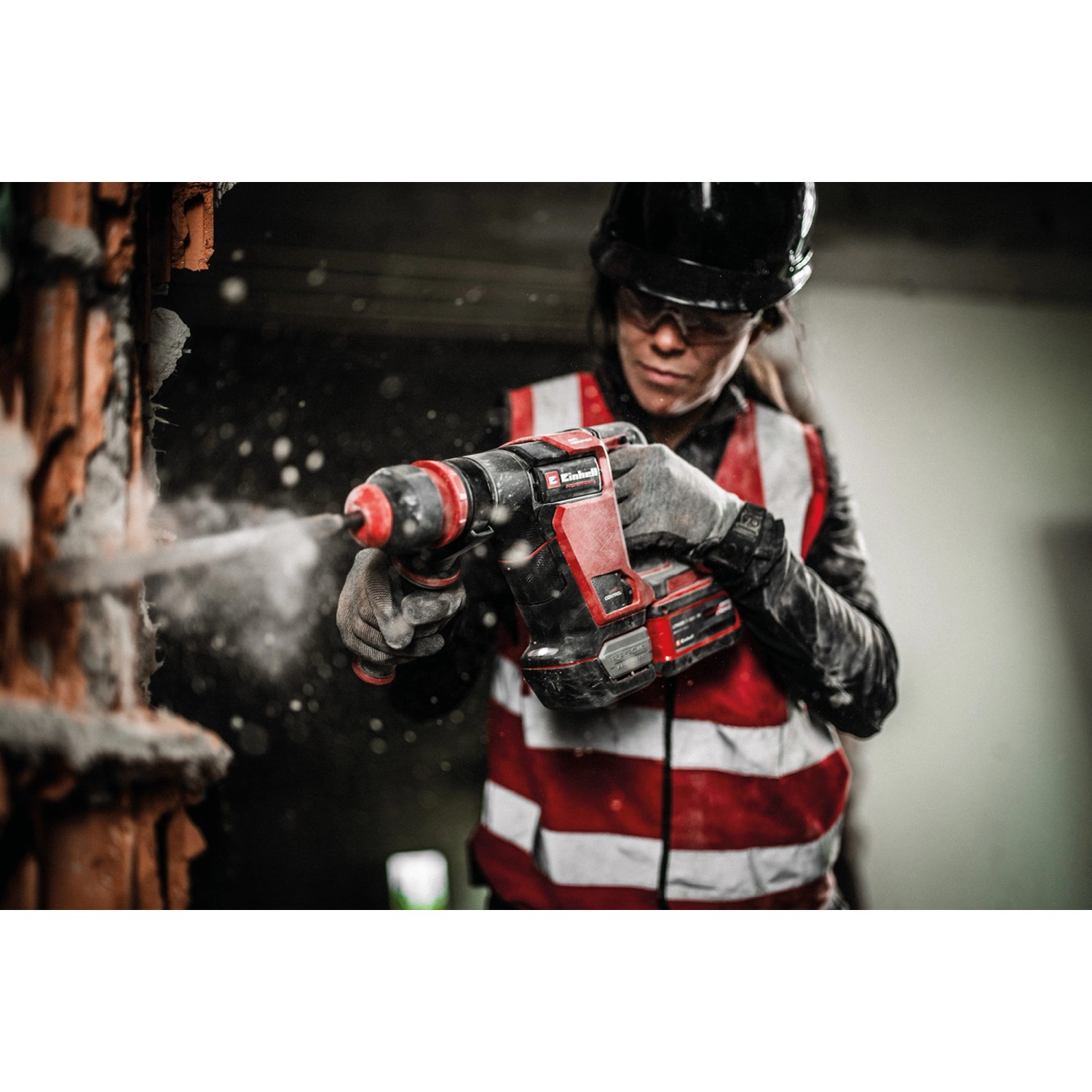Einhell Akku-Abbruchhammer TP-DH 18/4 in Aktion beim Stemmen von Mauerwerk.