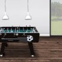 Cougar Arena TS Fußballtisch mit schwarzem Korpus und Fußball-Dekor. Spieltisch für Spiel & Spaß.