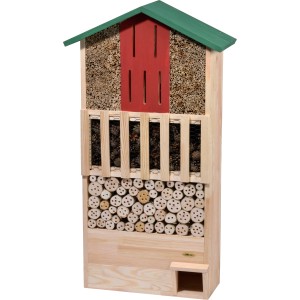 Großes, grünes Insektenhotel aus Holz mit Igelhaus und verschiedenen Füllmaterialien.