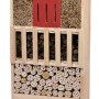 Großes, grünes Insektenhotel aus Holz mit Igelhaus und verschiedenen Füllmaterialien.