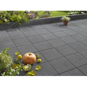 Verlegte, anthrazitfarbene Terrassenplatten Vicenza 40x40 cm mit Kürbis-Deko auf Terrasse.